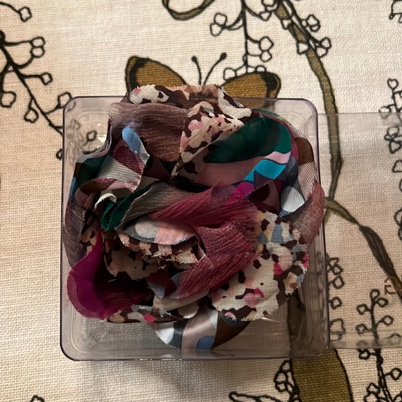 Pretty flower pin from Mango 💐🌺🌸 - Picture 2 of 4